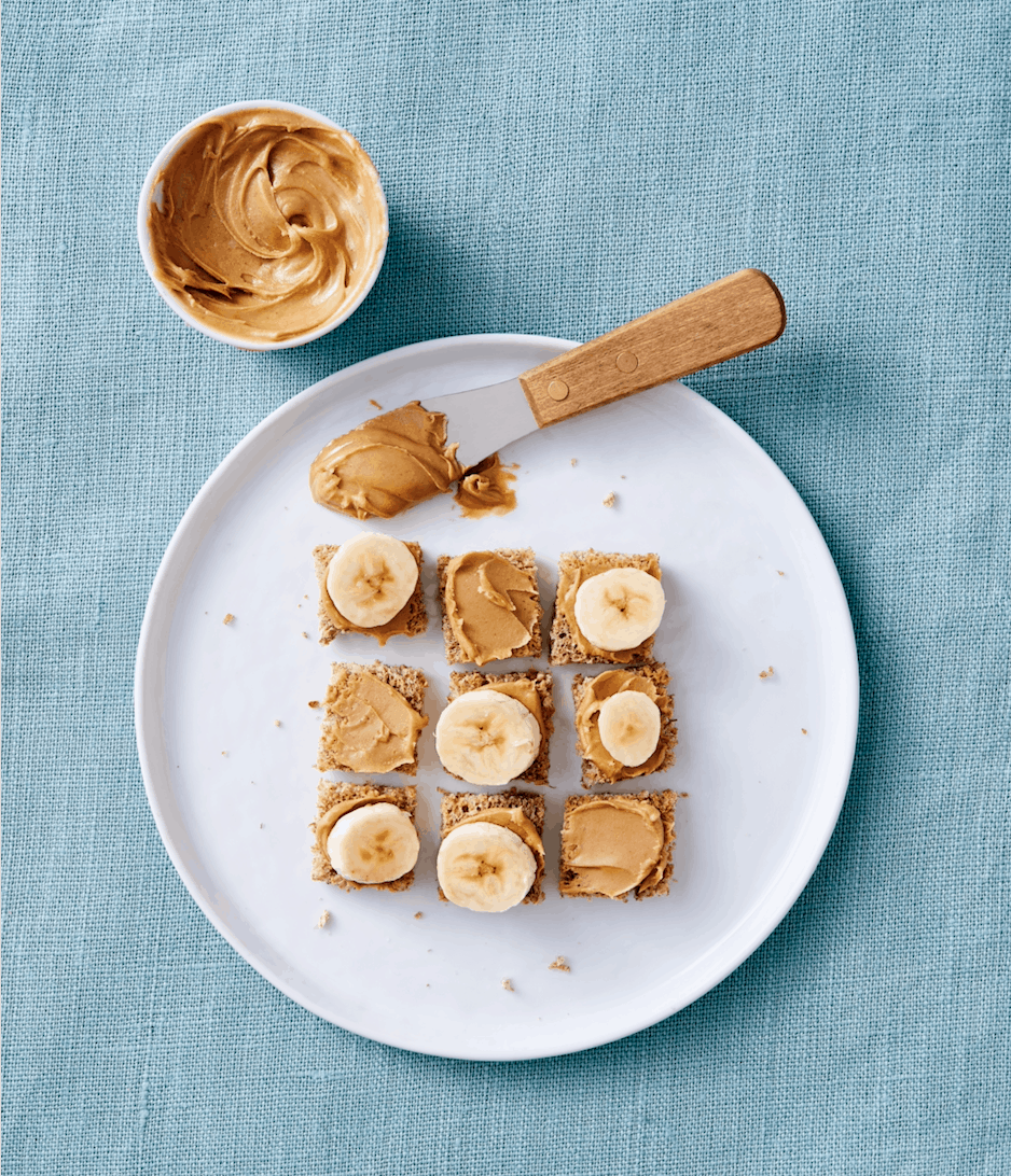 zdravé snídaně a víkendová pozdní snídaně recepty - arašídové máslo toast