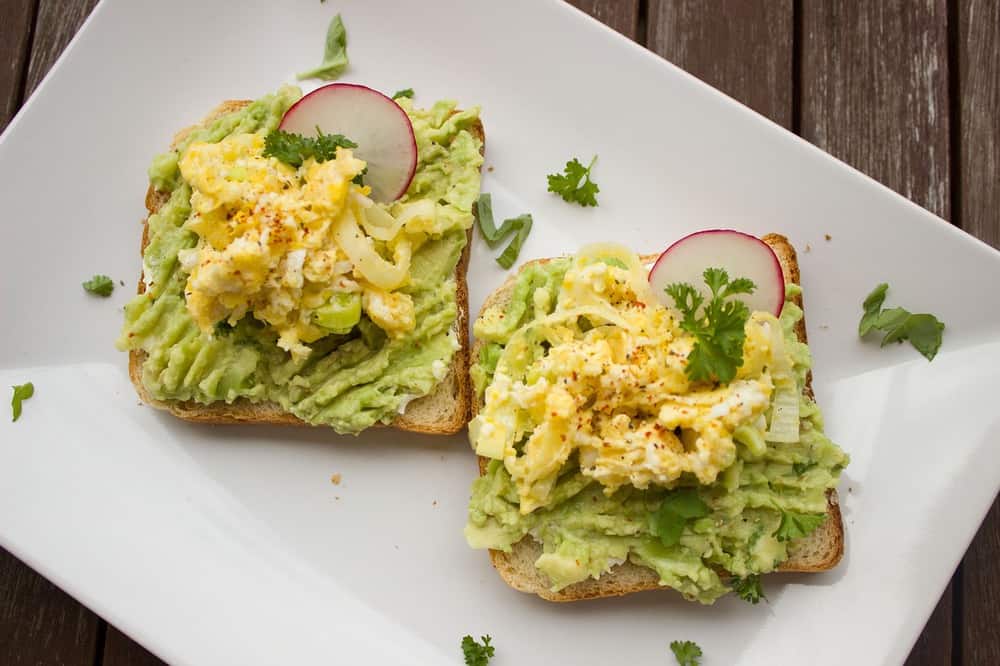 recetas saludables de desayuno y brunch-tostadas de aguacate