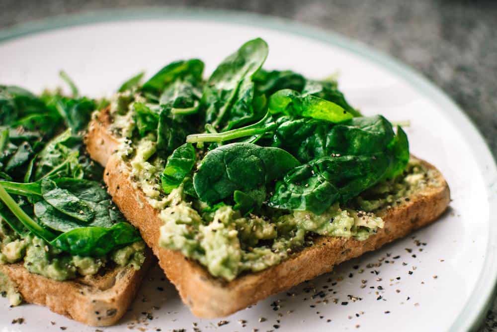 zdravé snídaně a víkendová pozdní snídaně recepty - avokádový toast