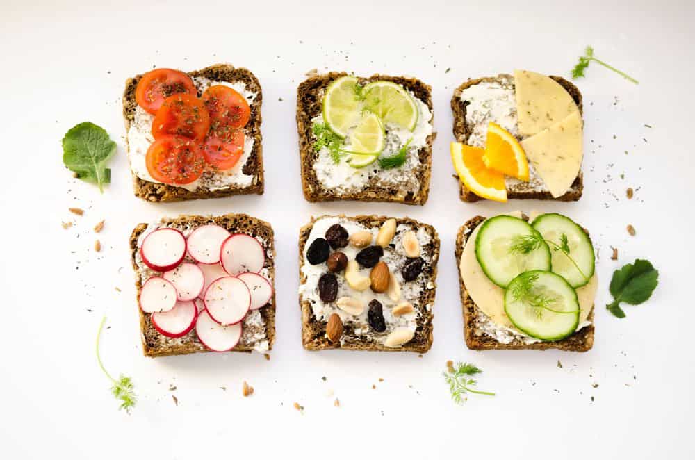  recettes saines pour le petit-déjeuner et le brunch - toast à l'avocat