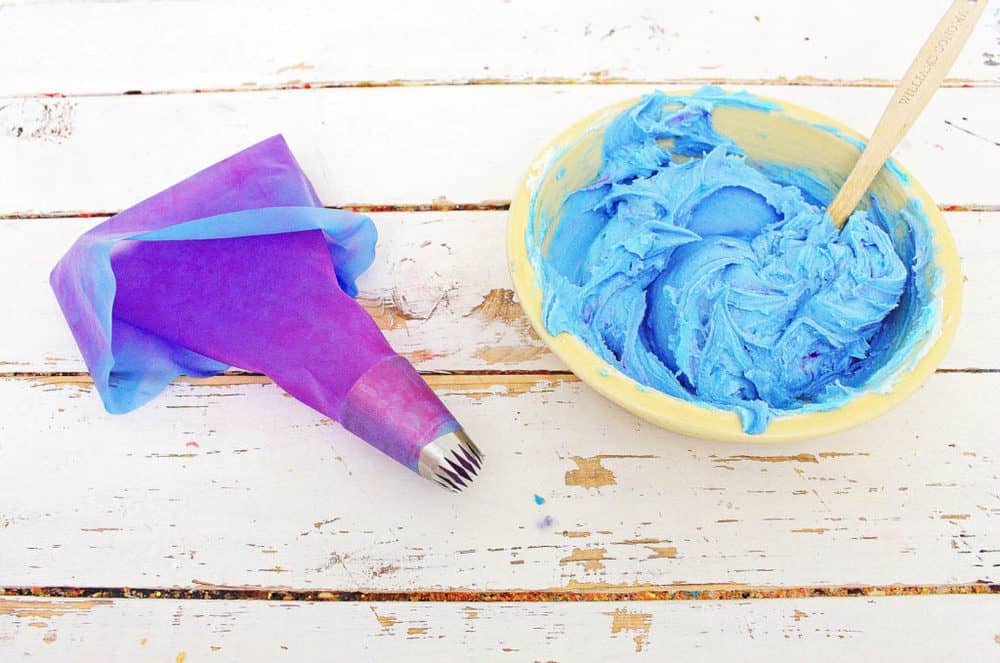 blue frosting and frosting bag