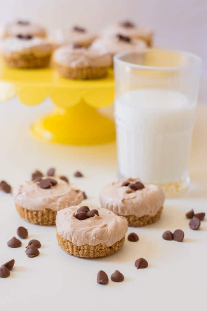 no bake chocolate cheesecake - mini cheesecakes served on a yellow tray with a glass of milk