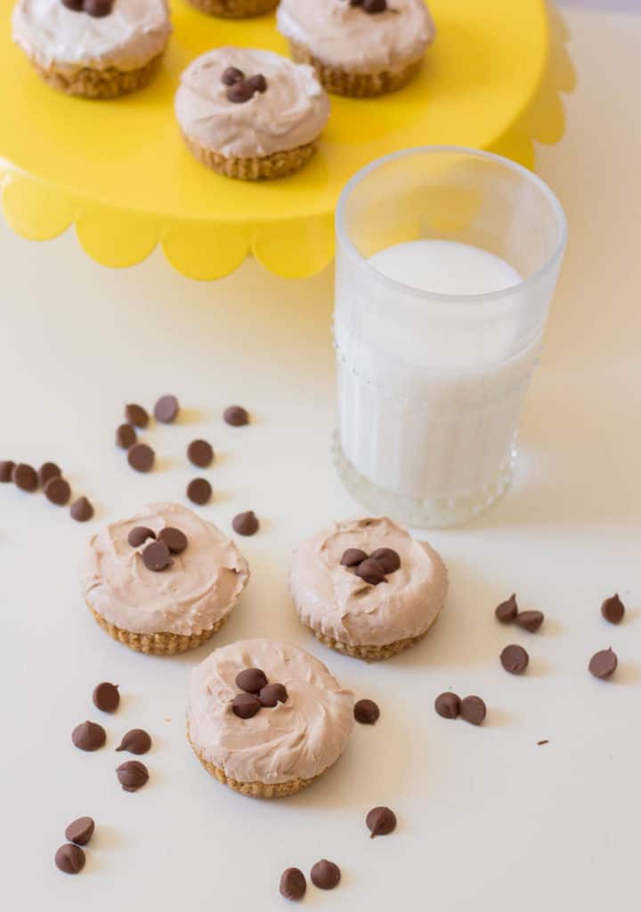 no bake chocolate cheesecake - mini cheesecakes served on a yellow tray with a glass of milk