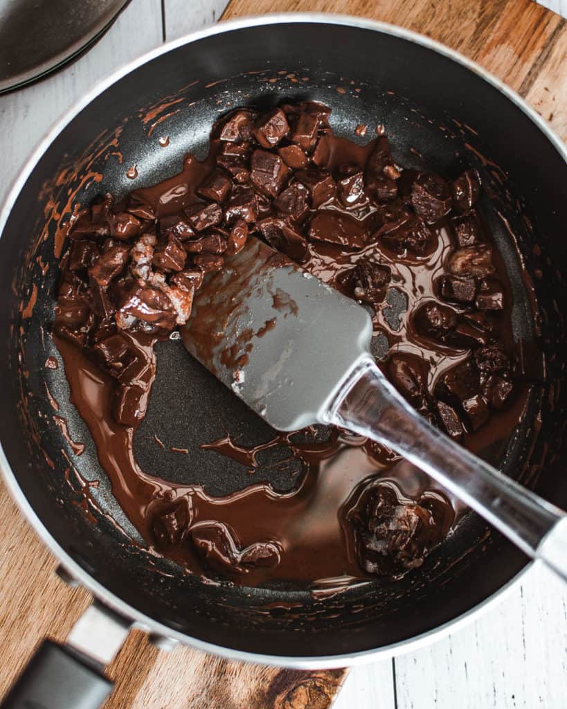 λιώνοντας τη σοκολάτα σε μια κατσαρόλα