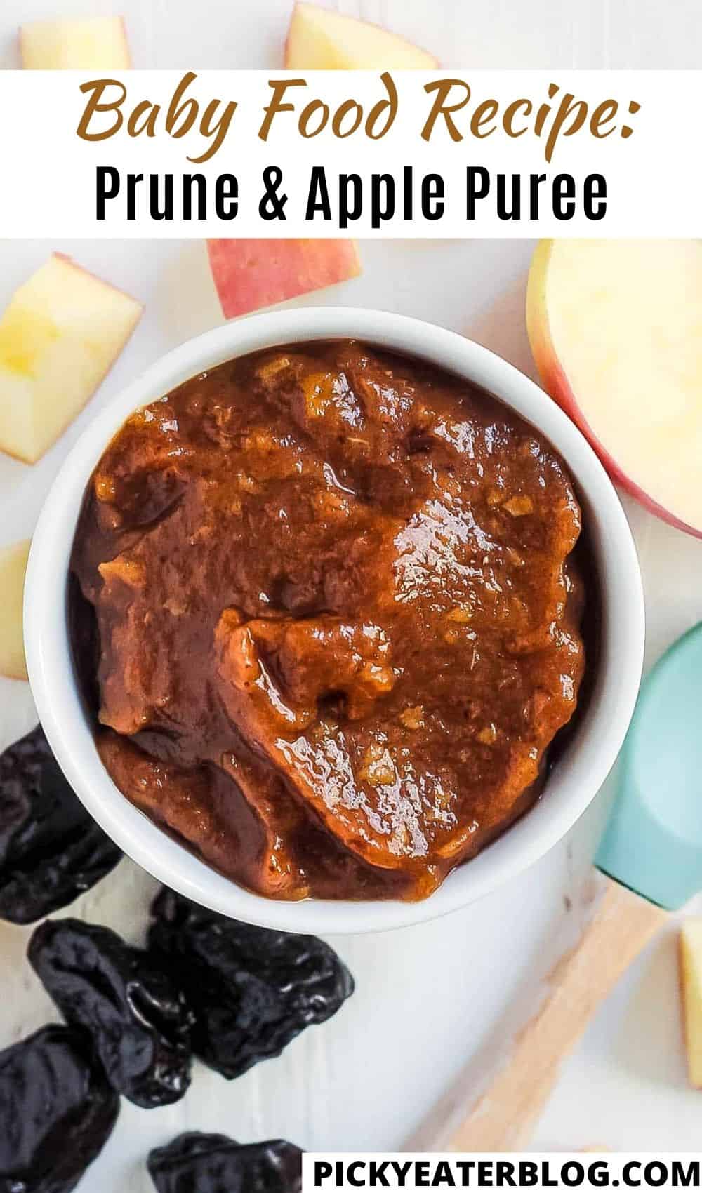 Purée de pruneaux pour bébé servie dans un bol blanc.