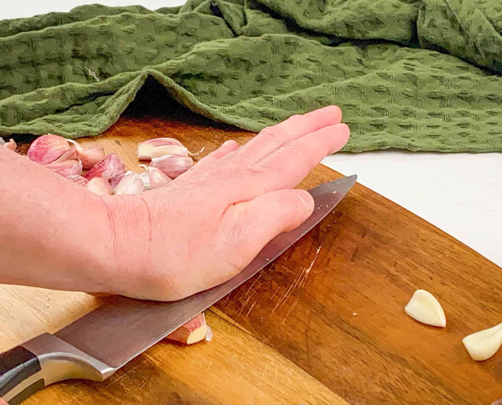 How To Peel Garlic 4 Different Ways (Easy + Fast!) The Picky Eater