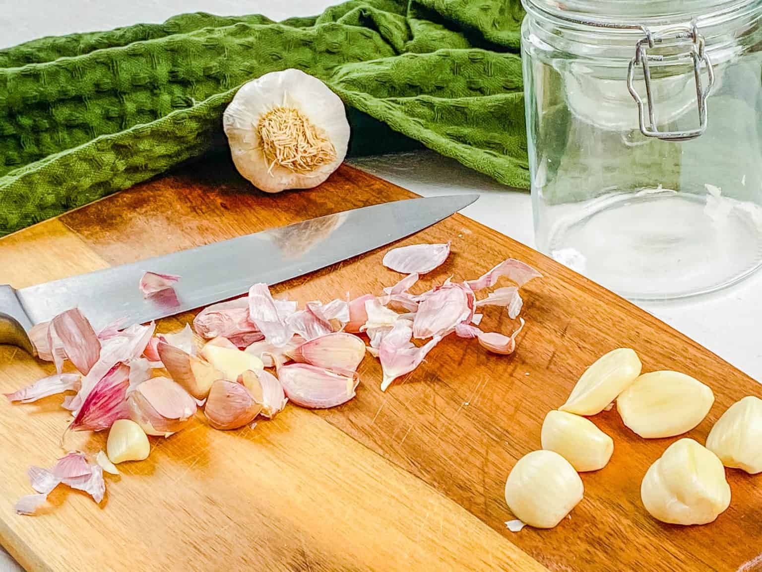 How To Peel Garlic 4 Different Ways (Easy + Fast!) The Picky Eater