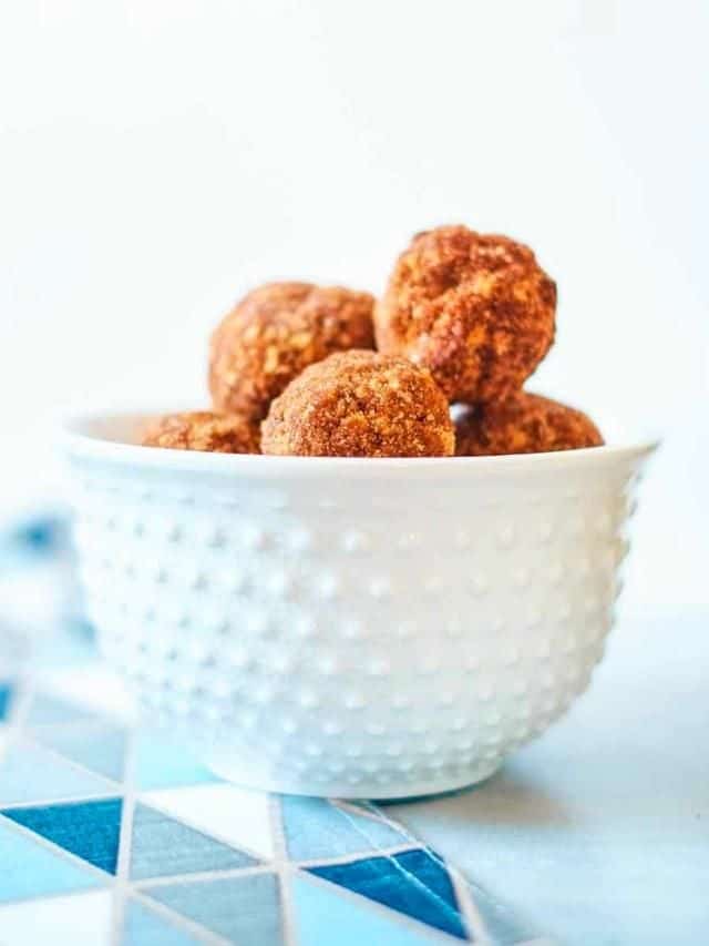 Vegan Chocolate Truffles with DatesVegan Chocolate Truffles with Dates