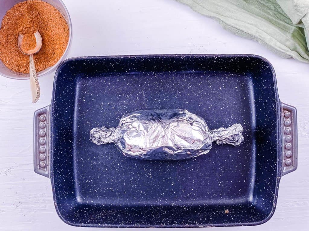 vegan μοσχάρι σεϊτάν τυλιγμένο σε αλουμινόχαρτο σε ένα ταψί