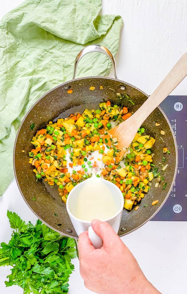 λαχανικά και vegan κρέμα σε ένα τηγάνι