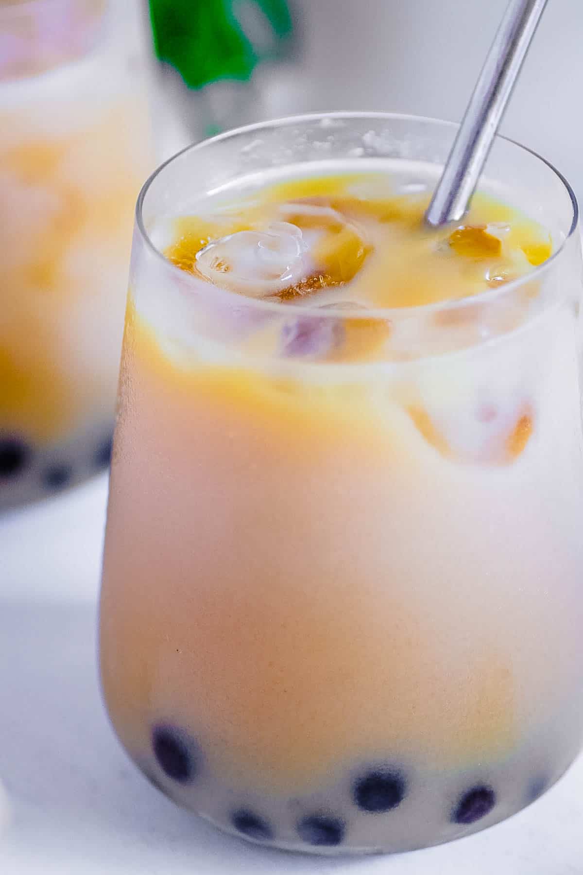 Vegan τσάι χειμωνιάτικο γάλα με πέρλες boba σε ποτήρι με καλαμάκι.