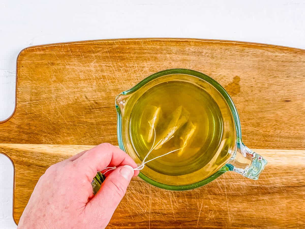 Πράσινο τσάι από γιασεμί που βυθίζεται σε μια κούπα.
