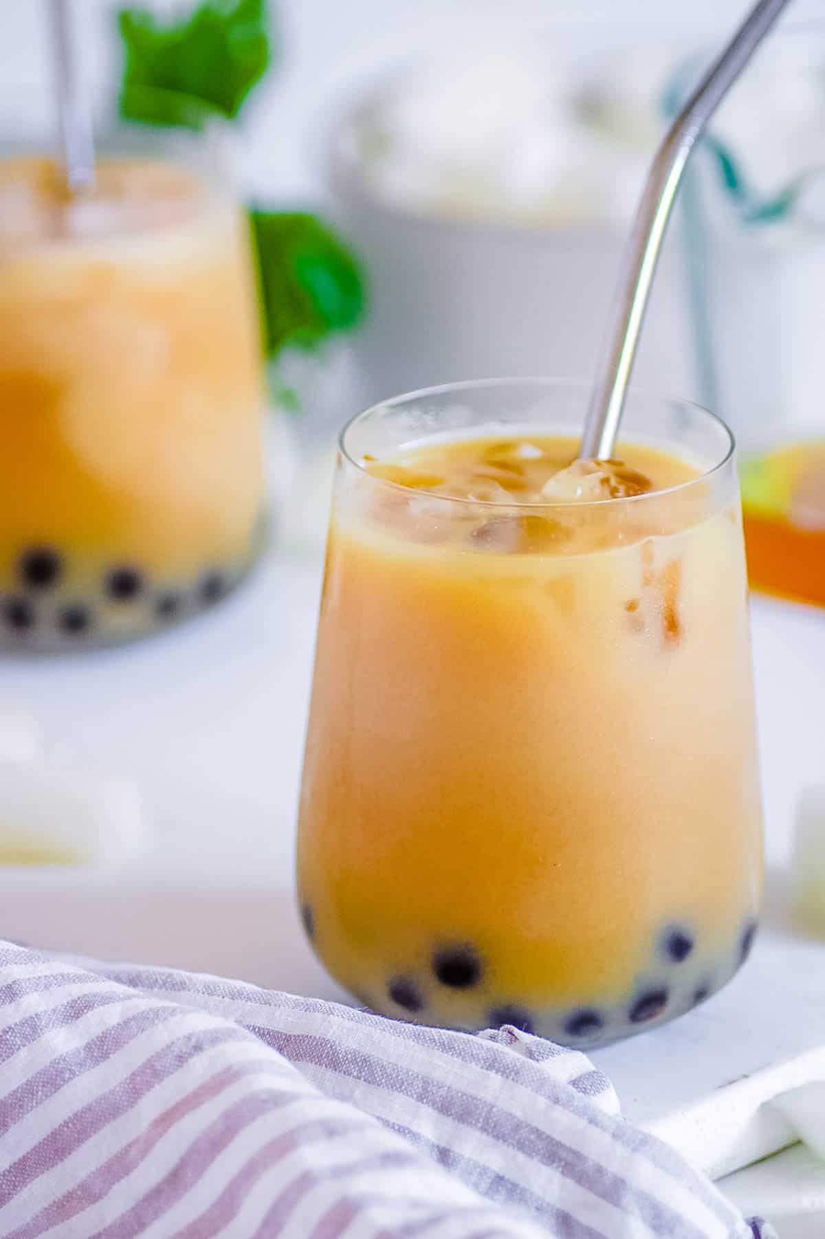 Εύκολο τσάι χειμωνιάτικο γάλα με πέρλες μπόμπα σε ποτήρι με καλαμάκι.