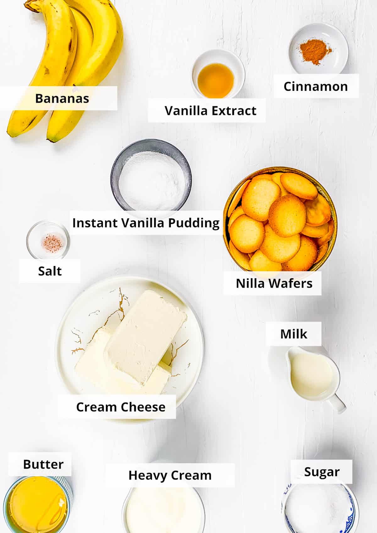 Συστατικά για συνταγή λαζάνια πουτίγκας μπανάνας σε λευκό φόντο.