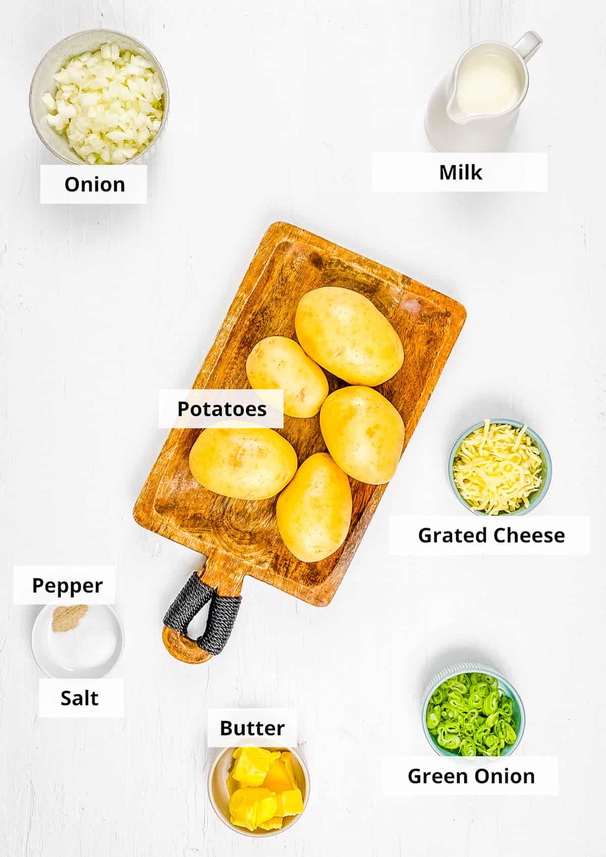 Υλικά για εύκολη συνταγή πατάτας με 4 υλικά σε λευκό φόντο.