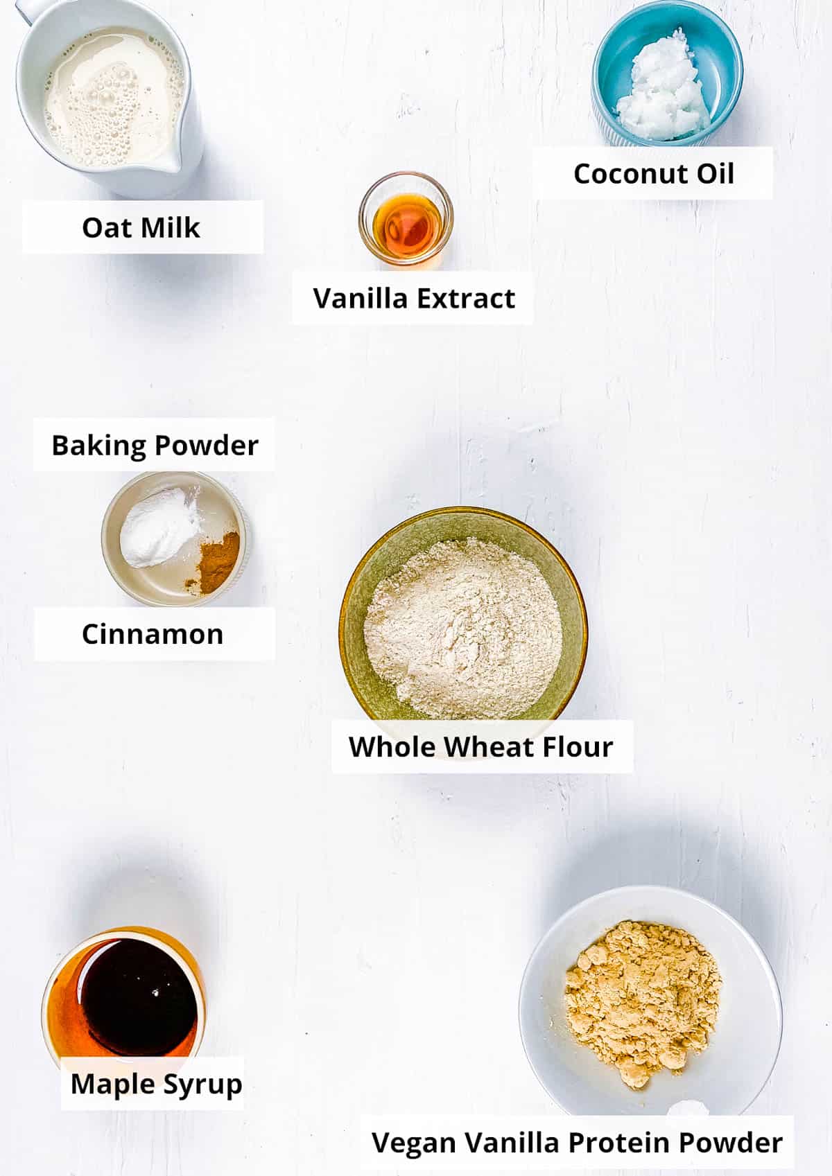 Συστατικά για συνταγή βέγκαν πρωτεΐνης βάφλες σε λευκό φόντο.
