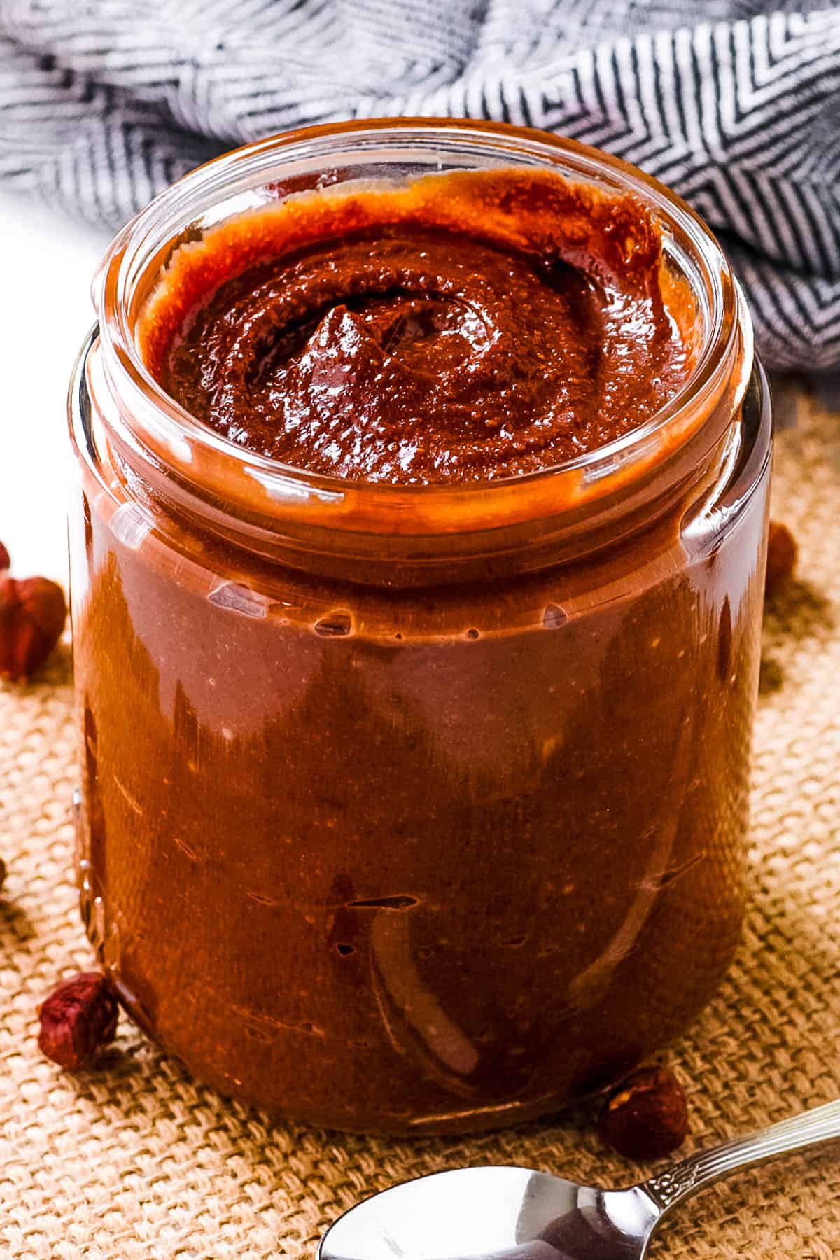 Healthy ،memade vegan nutella in a gl، mason jar.