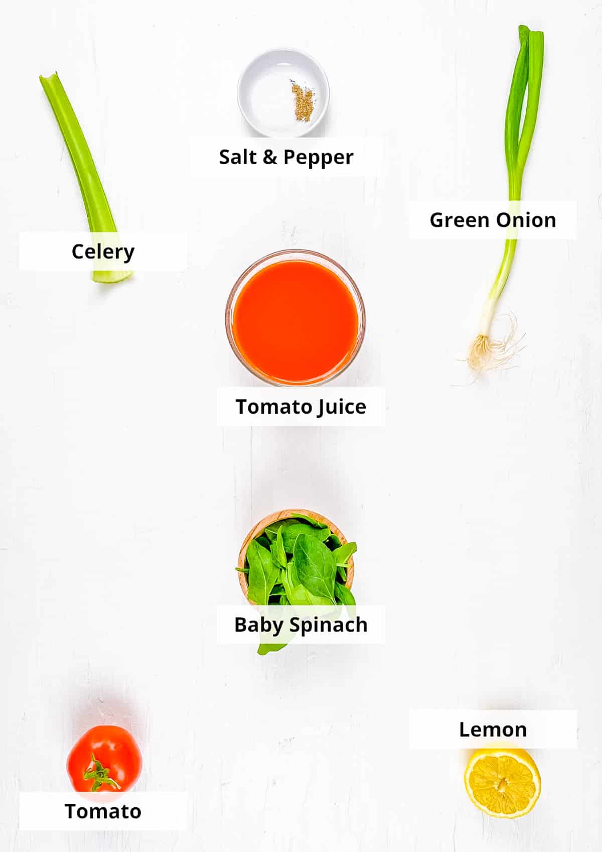 مواد لازم برای دستور تهیه اسموتی گوجه فرنگی آسان در زمینه سفید.