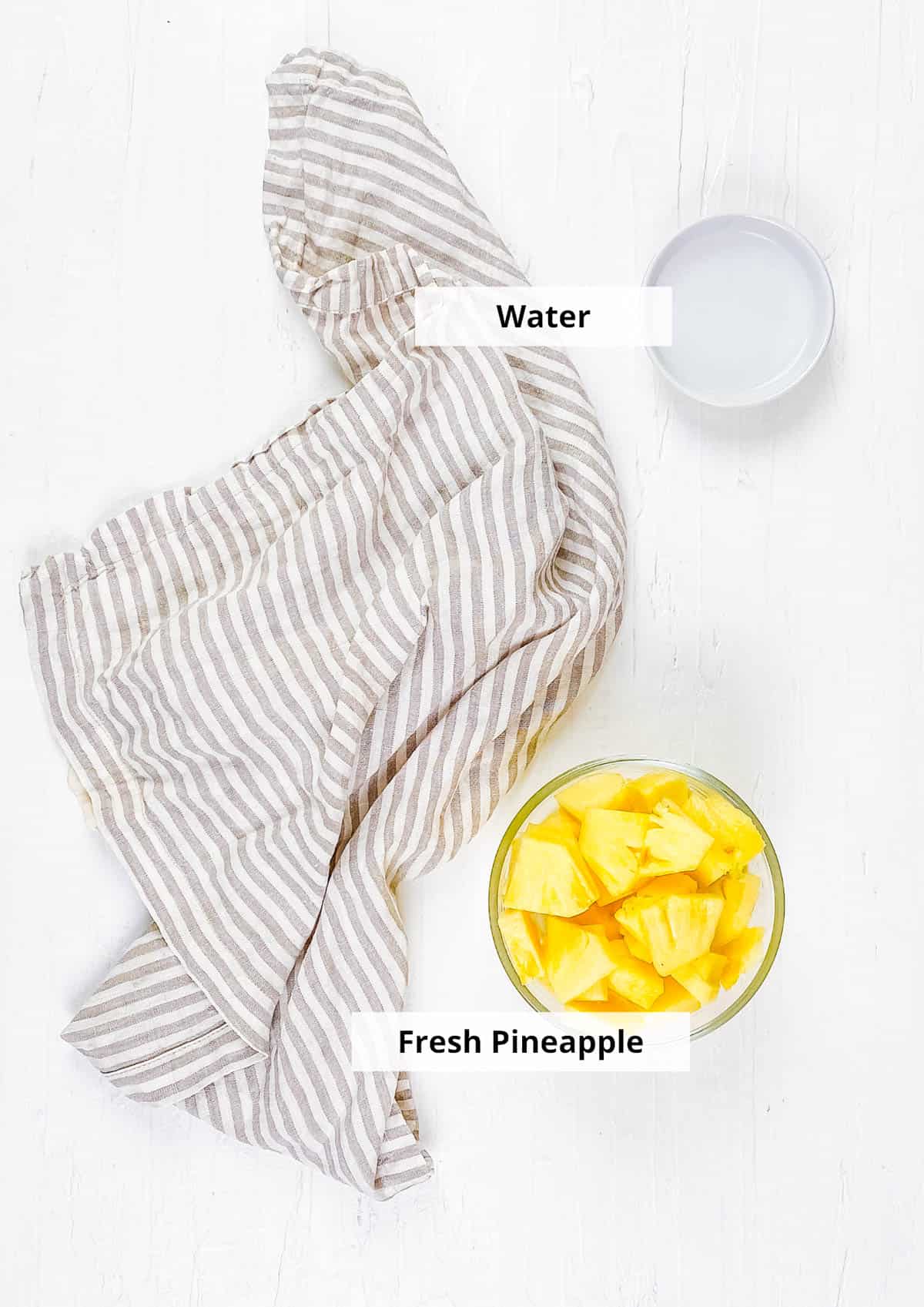 Ingrédients pour la purée d'ananas sur fond blanc.