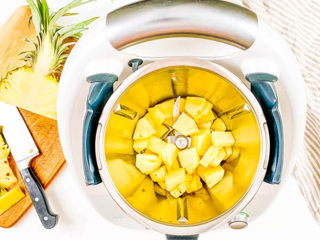 Morceaux d'ananas dans un robot culinaire.