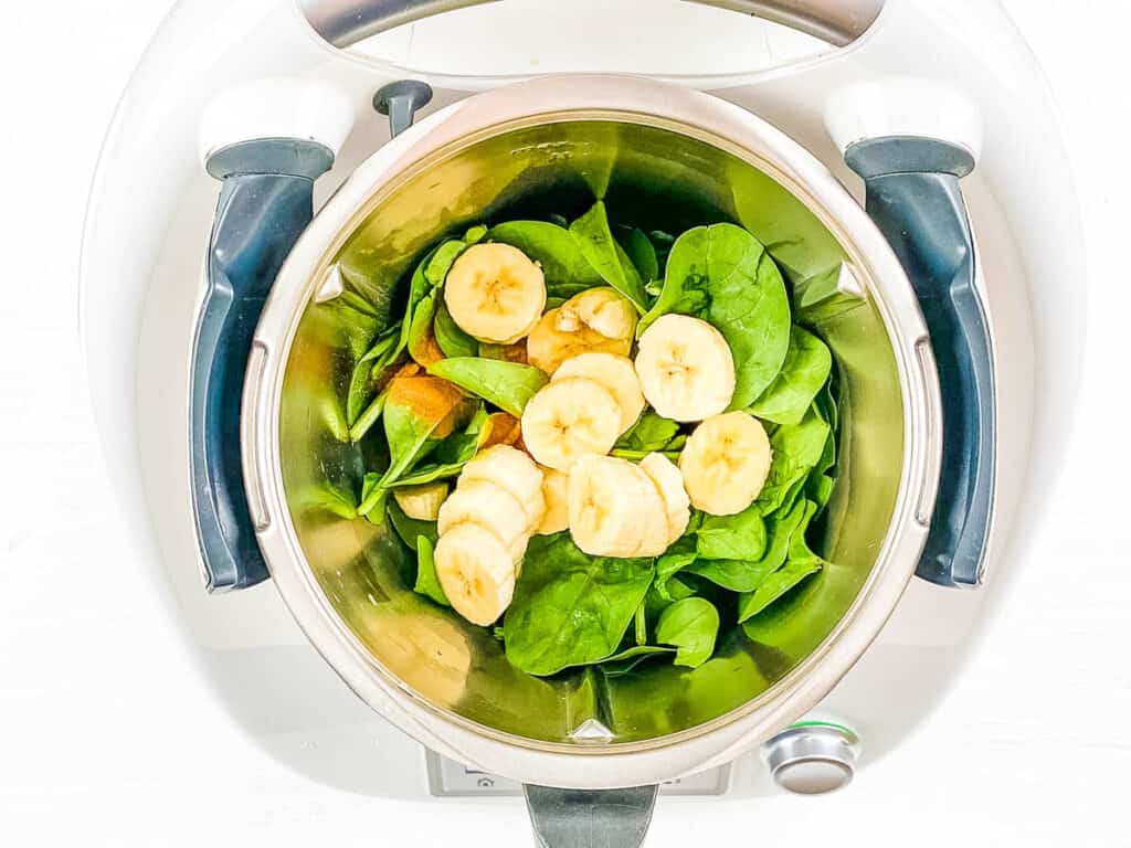 Bananas and spinach in a blender.