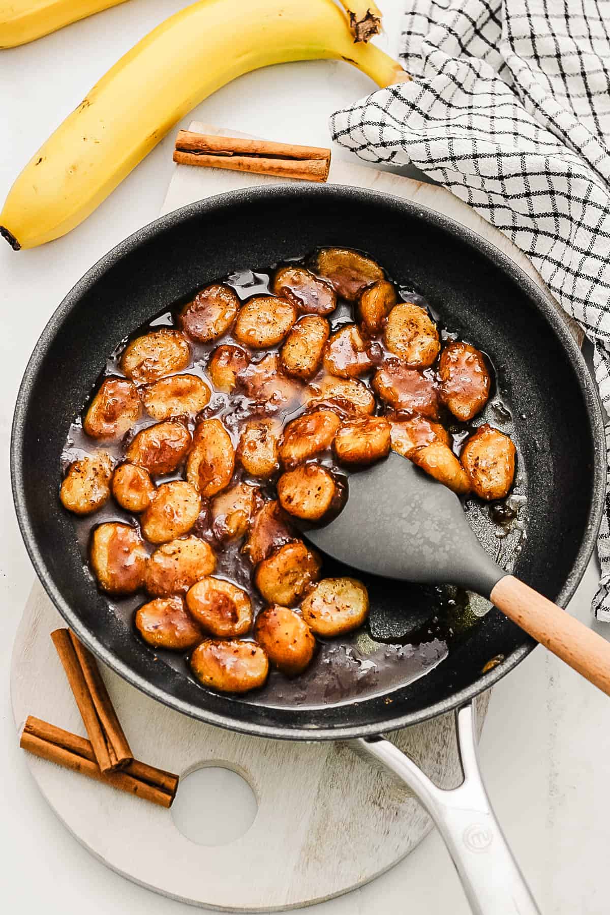 Caramelized bananas in a large s،et.